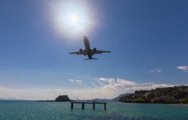 Yunanistan. Korfu. Bir yolcu uçağı Kerkyra şehrinin yakınına inmek için uçuyor..