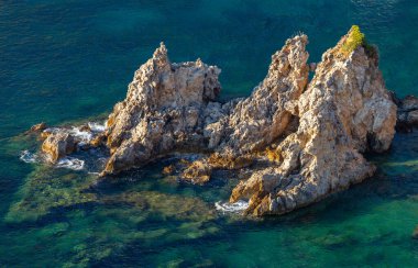 Yunanistan. Korfu. Mavi Akdeniz 'in arka planında kayalar.
