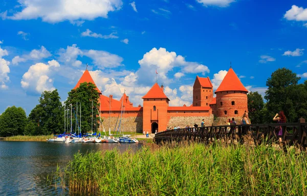 Castelo velho na ilha, a cidade de Trakai, Lituânia — Fotografia de Stock