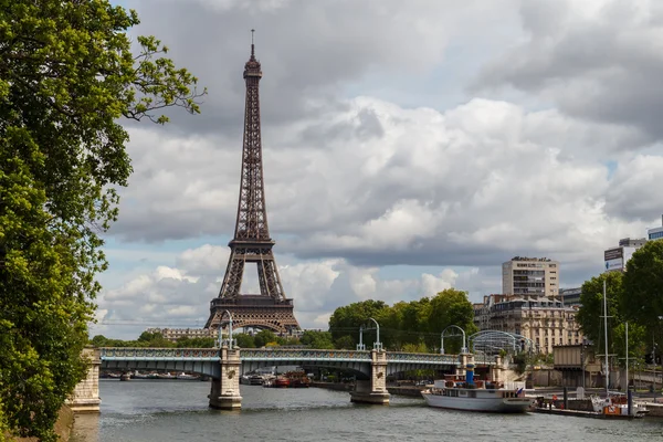 A háttérben az eiffel-torony Párizsban, a Szajna folyón. — Stock Fotó