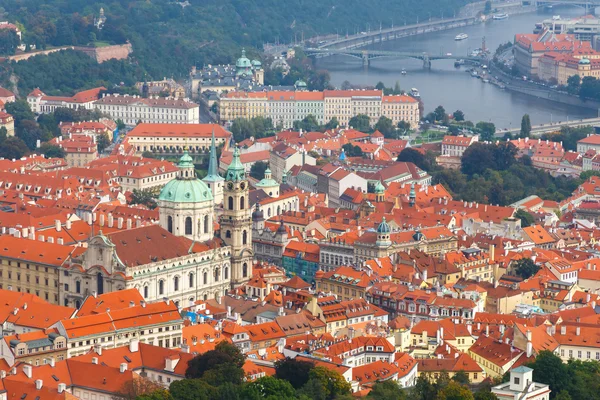 Vistas sobre Praga a partir da altura de Petrin Hill . — Fotografia de Stock