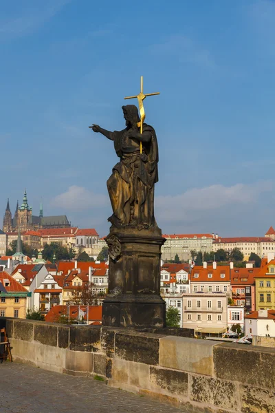 Charles Bridge cross İsa ile. Prague, Çek Cumhuriyeti. — Stok fotoğraf