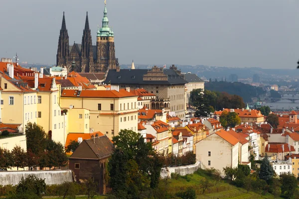 Tsjechische Republiek. Praag. Uitzicht op de Praagse burcht vanaf Petrin-heuvel — Stockfoto