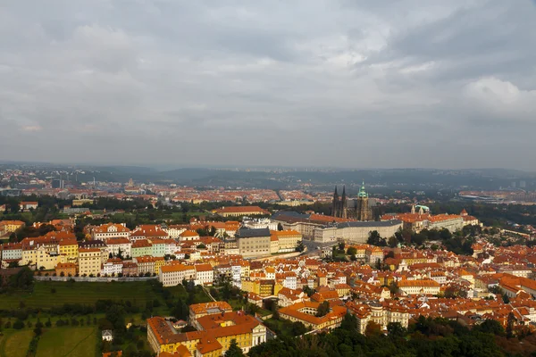 Vue sur Prague depuis le sommet de la colline Petrin . — Photo