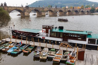 Prag 'daki Charles Köprüsü. Çek Cumhuriyeti.