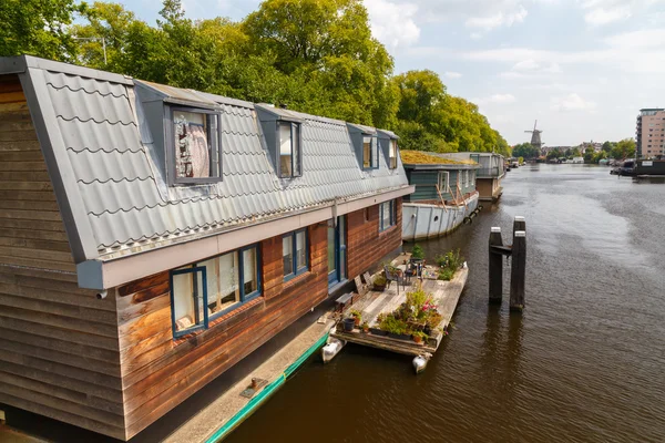 阿姆斯特丹的运河船传统屋. — 图库照片