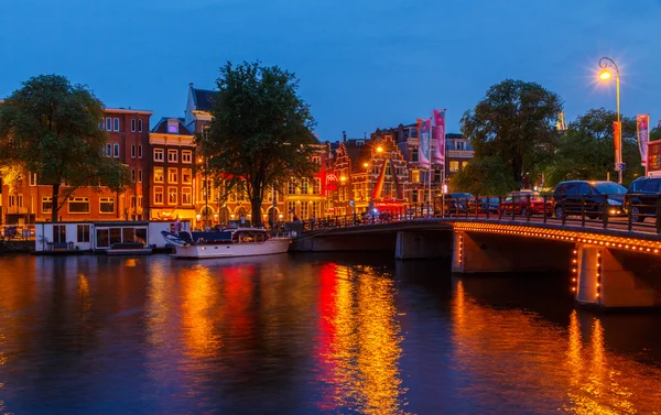 Nábřeží a průplav Amsterdam v noci. — Stock fotografie