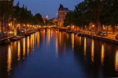 Dolgu ve kanal Amsterdam gece.