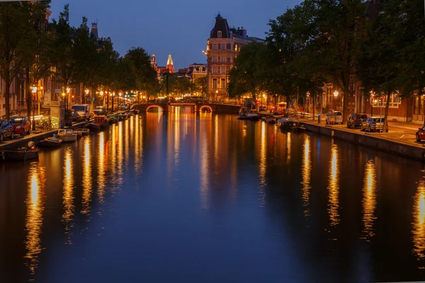 Embankment and canal of Amsterdam at night. — Stock Photo, Image