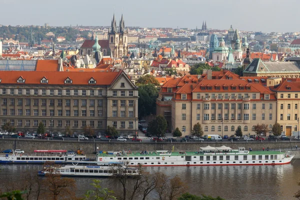 Utsikt över Prag och floden Moldau. — Stockfoto