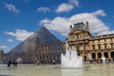 Paris. Piramit Louvre