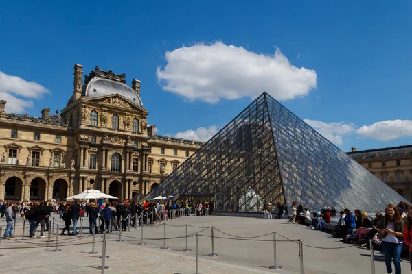 Paris. Pyramiden Louvren — Stockfoto