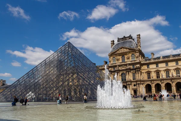 Parigi. Piramide del Louvre — Foto Stock