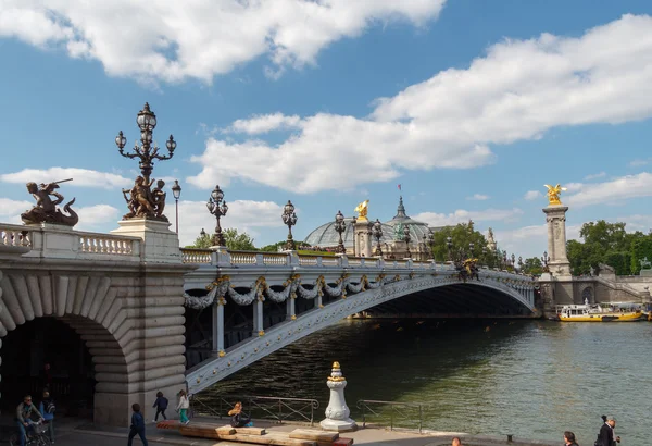 Puente Alejandro III en París . — Foto de Stock