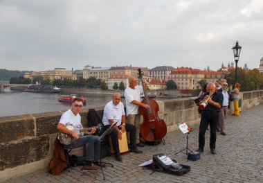 Müzisyen Charles Köprüsü'nde. Prag.