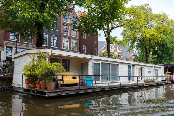 Traditioneel huis boot op de grachten van Amsterdam. — Stockfoto