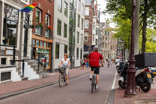 Biciclistas em Amsterdã . — Fotografia de Stock