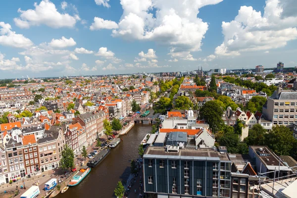 Uitzicht van Amsterdam vanaf een hoogte. — Stockfoto