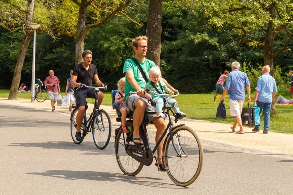Велогонщики Амстердама . — стоковое фото