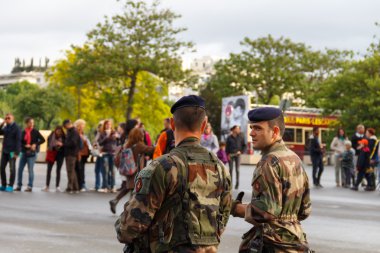 Paris mi? Eyfel Kulesi.