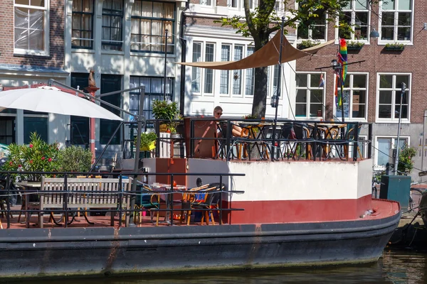 Tradycyjny dom łódź na kanałach Amsterdamu. — Zdjęcie stockowe