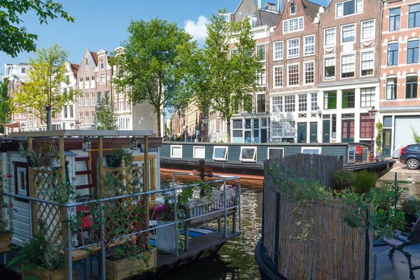 Traditional house boat on the canals of Amsterdam. — Stock Photo, Image