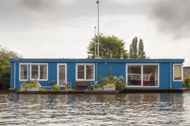 Amsterdam kanalları geleneksel ev teknede.