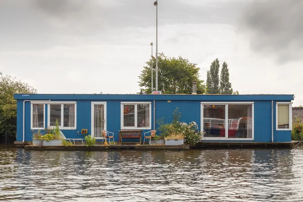 Tradiční dům člun na kanály Amsterdamu. — Stock fotografie