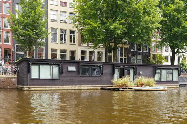 Casa tradicional barco en los canales de Amsterdam . —  Fotos de Stock