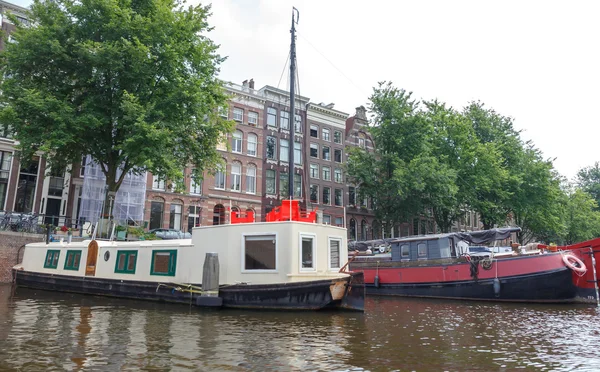 Tradiční dům člun na kanály Amsterdamu. — Stock fotografie