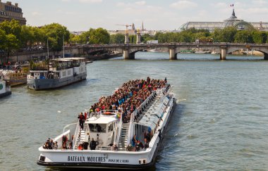 Paris. Seine Nehri yürümek.