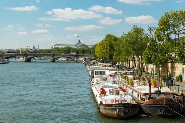 Parigi. Passeggiando lungo la Senna . — Foto Stock