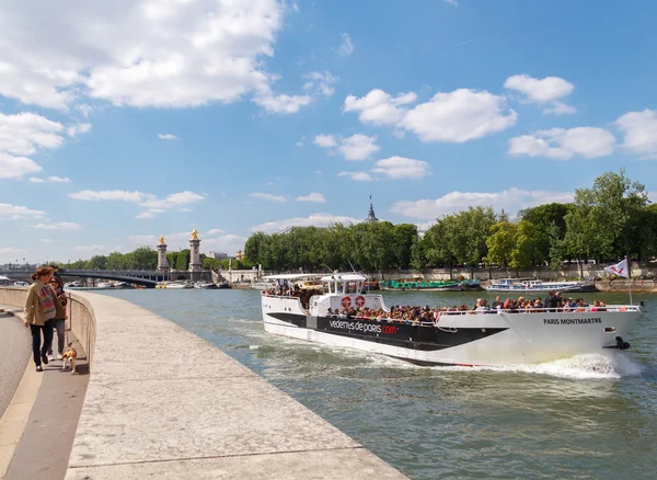 Paris. Walking along the Seine. — Stock Photo, Image