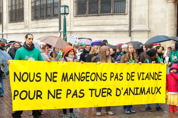 В Париж. Демонстрация вегетарианцев . — стоковое фото