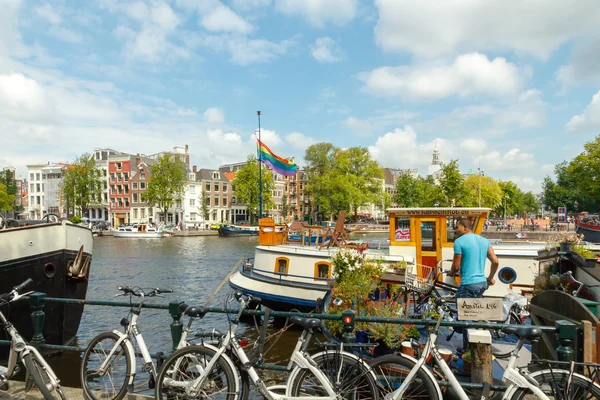 Traditionelles hausboot auf den kanälen von amsterdam. — Stockfoto