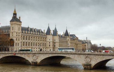 Paris. Conciergerie. Pont Neuf. 