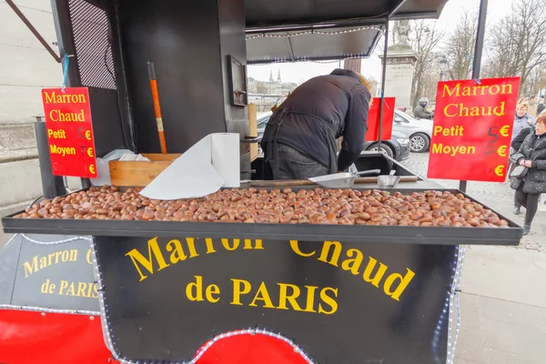 París. Venta de castañas . — Foto de Stock