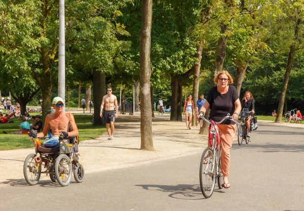 Велогонщики Амстердама . — стоковое фото