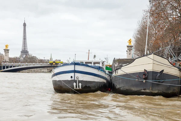 París. Barcazas en el Sena . — Foto de Stock