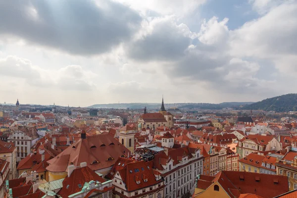 Stará kachlová střechy Praha, Česká republika. — Stock fotografie