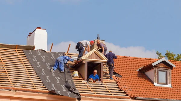 Roofers στην οροφή. — Φωτογραφία Αρχείου