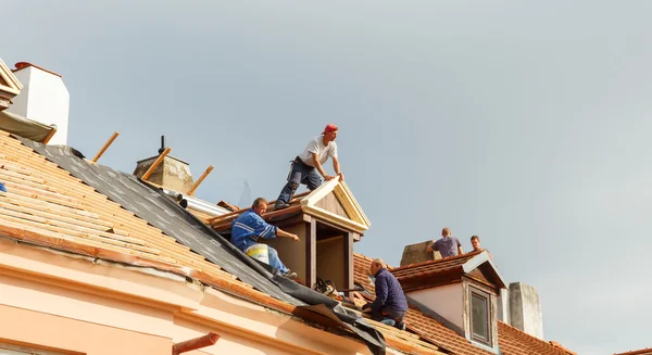 Roofers στην οροφή. — Φωτογραφία Αρχείου