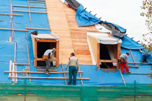 Roofers στην οροφή. — Φωτογραφία Αρχείου