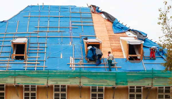 Roofers on the roof. — Stock Photo, Image