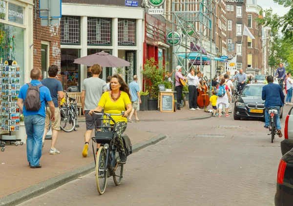 Biciclistas em Amsterdã . — Fotografia de Stock