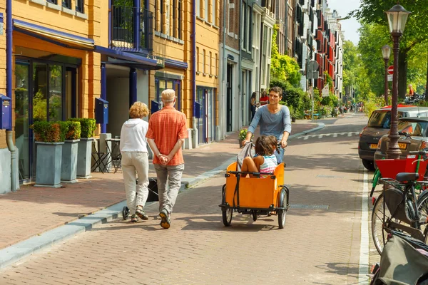 Biciclistas em Amsterdã . — Fotografia de Stock