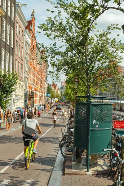 Biciclistas em Amsterdã . — Fotografia de Stock