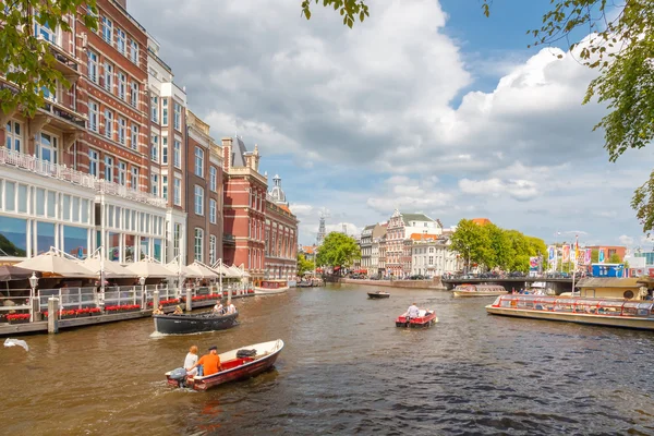 Kanałów w Amsterdamie. — Zdjęcie stockowe