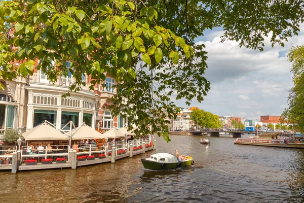 Kanałów w Amsterdamie. — Zdjęcie stockowe