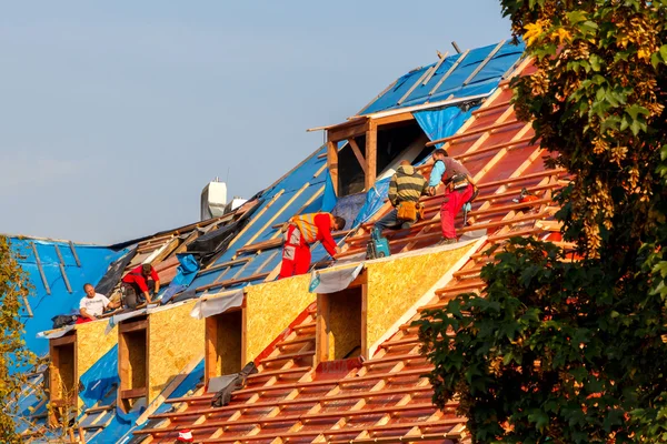 Roofers στην οροφή. — Φωτογραφία Αρχείου